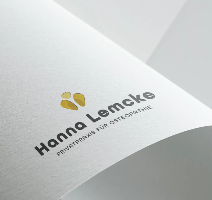 Logo von 'Hanna Lemcke', bestehend aus einem stilisierten Kopf und Schulterbereich in Gelb