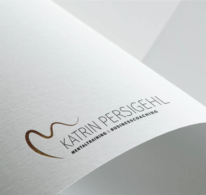 Logo von 'Katrin Persigehl – Mentaltraining und Businesscoaching' mit klarer Schrift und geschwungenem goldenen Herz