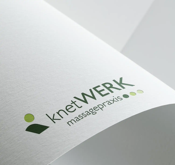 Logo von 'Knetwerk Massagetherapie' mit abstrahierten Pflanzen in Grün