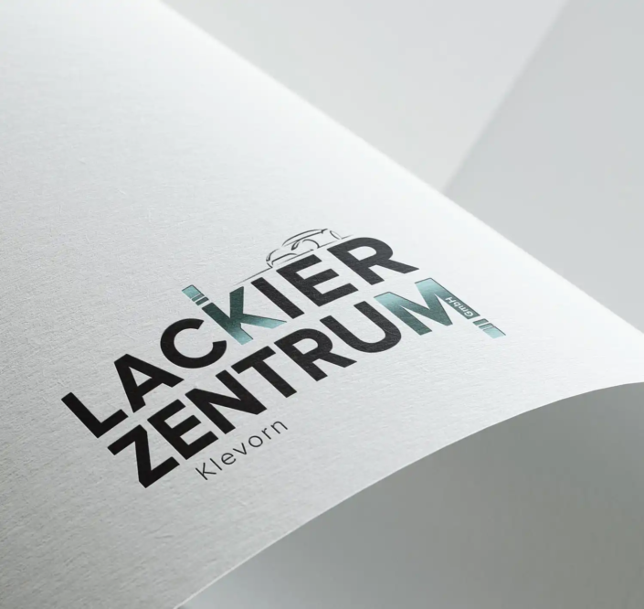 Logo des 'Lackierzentrums' in modernen Schriftzügen mit farblichem Akzent