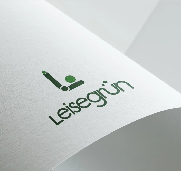 Logo von 'Leisegrün' in runder Schrift inkl. Icon