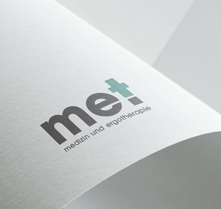 Logo des Unternehmens 'met' mit einem schlichten Schriftzug und einem Plus-Symbol in Blau